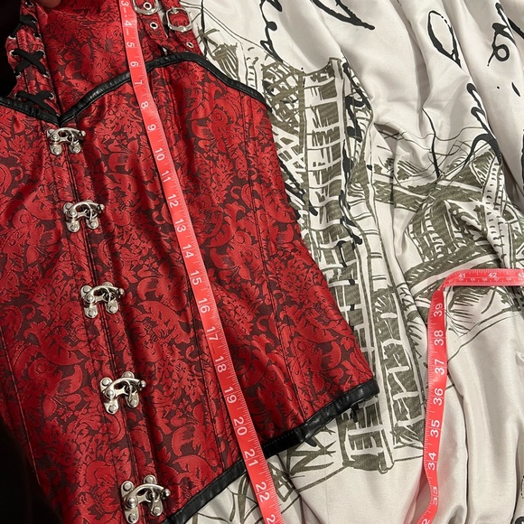 Red corset - Picture 7 of 11